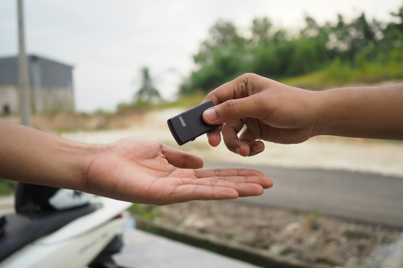 Een autosleutel wordt overhandigd